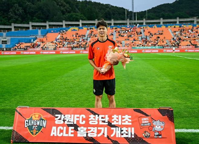 올여름 이적시장에서 강원 FC에 합류한 스트라이커 김건희. 사진=강원 FC SNS