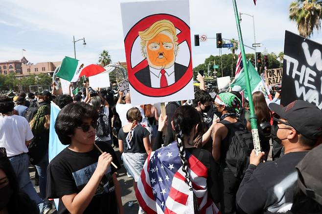 미국 캘리포니아 로스앤젤레스(LA)에서 14일(현지시간) 진행된 반(反)트럼프 시위 '노 킹스' 집회 참가자들이 도널드 트럼프 대통령의 정책을 비판하고 있다. /로이터=뉴스1