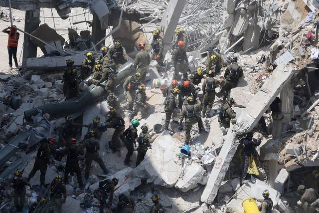 15일(현지시간) 이스라엘 중부의 밧얌 지역에서 이스라엘 민방위 사령부가 이란의 미사일 폭격을 당한 주민 거주지에서 수색을 하고 있다. EPA 연합뉴스