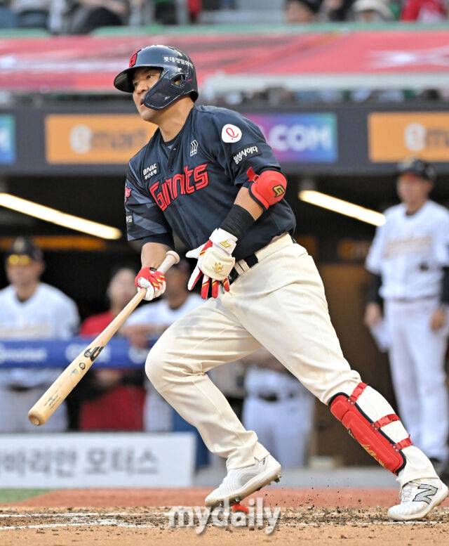 14일 오후 인천 문학동 SSG랜더스필드에서 진행된 '2025 프로야구 KBO리그' SSG랜더스와 롯데자이언츠의 경기. 롯데 김민성이 8회초 2사 1,2루서 1타점 적시타를 터뜨리고 있다./인천 = 송일섭 기자