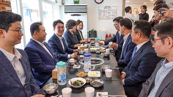 김민석 국무총리 후보자가 13일 서울 종로구 통의동 금융감독연수원에 마련된 청문회 준비단 사무실에서 밥상물가 안정을 위한 경청 간담회를 마친 뒤 인근 식당에서 참석자들과 오찬을 함께하고 있다. (사진=국무총리 후보자 인사청문준비단 제공)