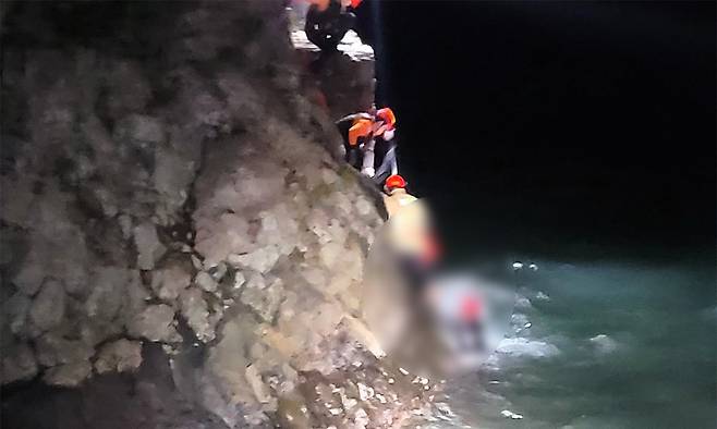 14일 서귀포시 월평포구 사고 구조 현장. 제주도소방안전본부 제공