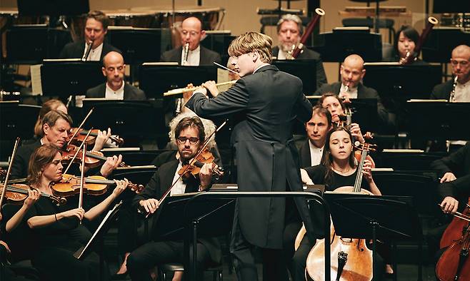 13일 LG아트센터 서울에서 열린 프랑스 파리오케스트라 콘서트에서 클라우스 메켈레가 무소르그스키의 ‘전람회의 그림’을 지휘하고 있다. LG아트센터 제공