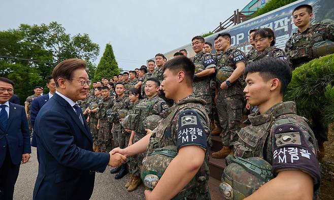 이재명 대통령이 지난 13일 경기도 연천군 육군 25사단 비룡전망대를 방문해 장병들을 격려하고 있다. 이재명 대통령 SNS 캡처