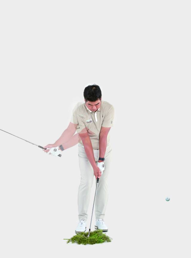 깊은 러프에서 웨지 샷을 할 때는 볼이 풀에 잠긴 정도에 따라 폴로스루 느낌을 달리해야 한다.