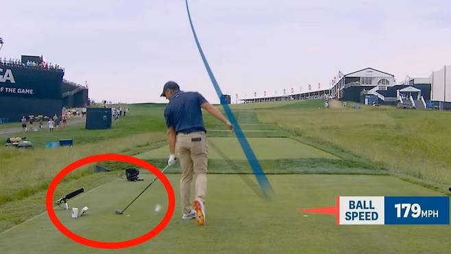 로리 매킬로이가 지난 14일 열린 US오픈 2라운드 17번 홀에서 클럽으로 티 마커를 부수고 있다. 방송화면 캡처