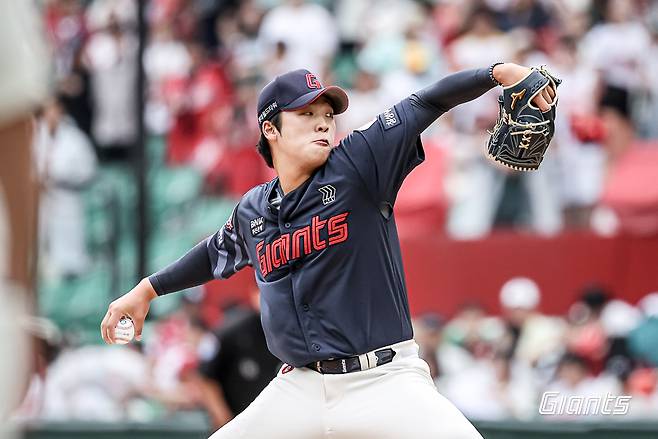 롯데 이민석이 15일 인천SSG랜더스필드에서 열린 SSG와의 원정 경기에서 역투하고 있다. 롯데 자이언츠 제공