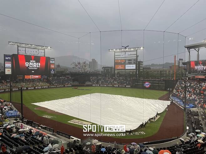 ▲ 15일 대전 한화생명볼파크. 오후 6시 43분 우천으로 인해 경기가 중단됐고, 3분 만에 전면 방수포가 그라운드를 덮었다. ⓒ 신원철 기자