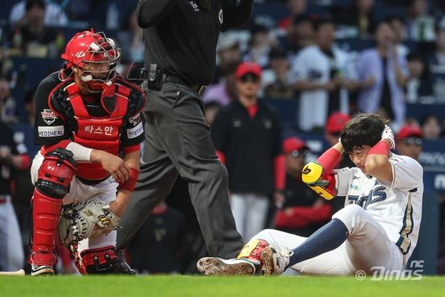 NC 최정원이 14일 창원 KIA전에서 7회말 헤드샷을 맞고 고통스러워하고 있다. /사진=NC 다이노스 제공