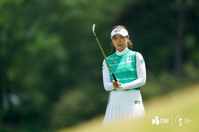 아이언샷을 하기 위해 방향을 조정하고 있는 이동은. /사진=대회조직위 제공