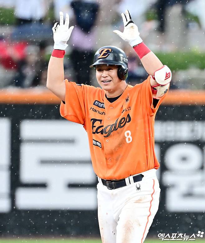 15일 오후 대전 한화생명 볼파크에서 열린 '2025 신한 SOL Bank KBO리그' LG 트윈스와 한화 이글스의 경기, 5회말 1사 1루 한화 노시환이 1타점 2루타를 날린 후 기뻐하고 있다. 대전, 김한준 기자