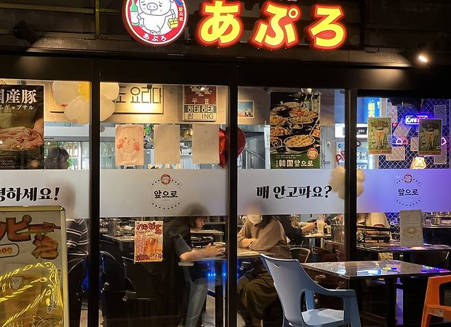 일본 규슈 사가현 사가역 앞에 있는 한국 음식점 (사가=연합뉴스) 최윤선 기자 = 일본 규슈 사가현 사가역 앞에 있는 한국 음식점에서 손님들이 메뉴를 고르고 있다. 가게 내부는 한국어 문구 등으로 꾸며졌다. 2025.6.15 ysc@yna.co.kr