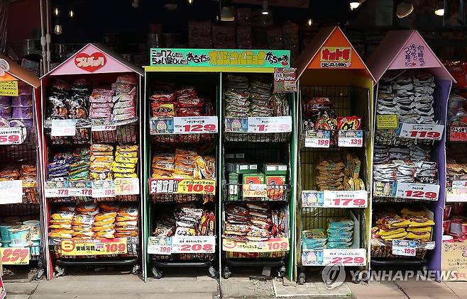 '도쿄 속 한국' 신오쿠보에서 판매되는 한국 라면 (도쿄=연합뉴스) 박상현 특파원 = 일본 도쿄에서 한국 음식점과 상점이 밀집한 신오쿠보의 한 상점에서 8일 각종 한국 라면을 판매하고 있다.