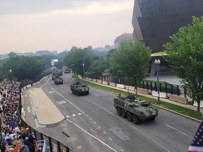美육군 창설 250주년 열병식 (워싱턴=연합뉴스) 조준형 특파원 = 14일(현지시간) 미국 워싱턴 DC에서 미국 육군 창설 250주년 기념 열병식이 열렸다.
시민들이 지켜보는 가운데, 장갑차들이 지나가고 있다. 2025.6.15 jhcho@yna.co.kr