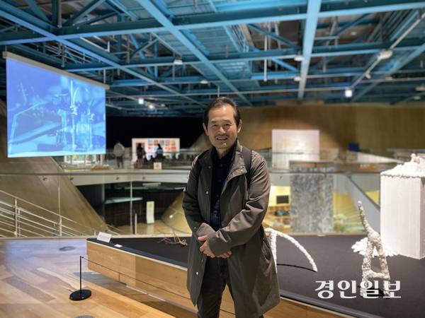 지난해 4월 인천 송도국제도시 트라이보울에서 개최된 ‘인천 청년 작가전 - 나무들 비탈에 서다’ 예술감독을 맡을 당시 전시장에서 만난 차기율 작가. /경인일보DB