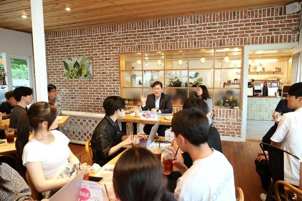 이영훈 인천 미추홀구청장이 최근 용현동의 한 카페에서 인하대 소속 4개 동아리 학생, 인하 문하의 거리 상인회 관계자들과 차담회를 갖고 있다. <미추홀구 제공>
