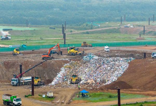 수도권 대체 매립지 3차 공모 마감을 하루 앞둔 지난 5월 24일 오전 인천 서구 수도권매립지 제3매립장에서 폐기물 매립 작업이 이뤄지고 있다./연합뉴스