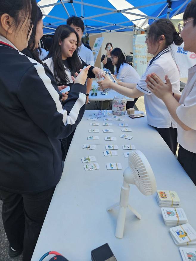 캠페인 활동 중인 충남여고 학생들. 충남여고 제공