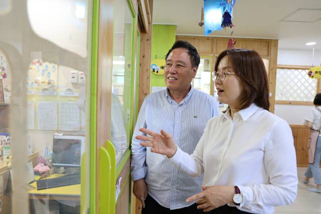 박숙영 원장이 여명구 대표에게 어린이집 시설을 소개하고 있다. 김진로 기자