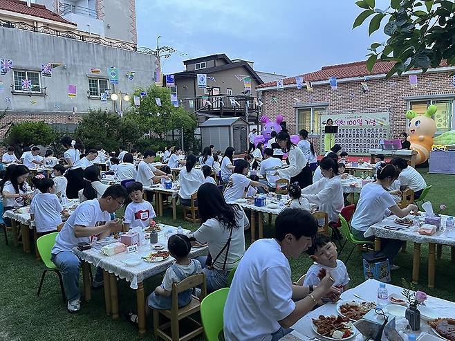광주 서구 쌍촌동 소재 현대리나숲유치원이 최근 입학 100일을 맞은 만3세 원아들을 축하하기 위해 학부모들을 초청, 만찬 자리를 마련해 호응을 얻었다.