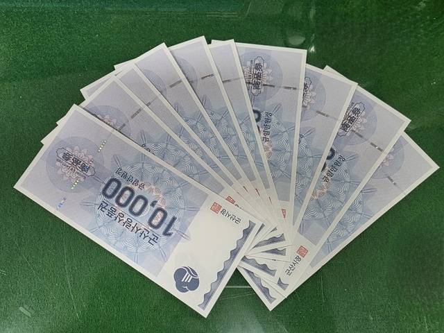 강임준 시장이 2018년 민선 7기 출범과 함께 도입한 '군산사랑상품권'. 이 지역화폐는 그 실효성을 입증한 대표 사례로 2024년 말 기준 누적 유통액이 약 2조 9,800억 원에 달한다.