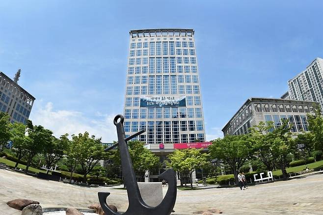 부산 연제구 연산동에 위치한 부산시청 전경.