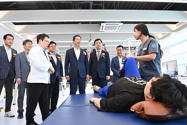 구미시가 산재근로자재활을 돕기 위해 기초자치단체 중 최초로 도입한 근로복지공단 구미의원. /구미시 제공