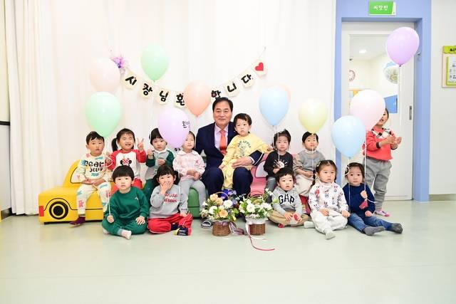 배낙호 김천시장이 육아종합지원센터를 방문, 어린이들과 함께 즐거운 시간을 보내고 있다.