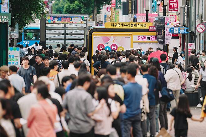 지난 14일 동성로 CGV대구한일 앞 현장 부스에서 티켓을 사기 위해 사람들이 줄을 길게 서있다. <DIMF 제공>