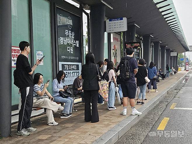 광주 시내버스 파업 재개 8일째인 16일 오전 7시30분께 광주 서구 광주종합버스터미널 정류장에서 시민들이 버스를 기다리고 있다. 강주비 기자