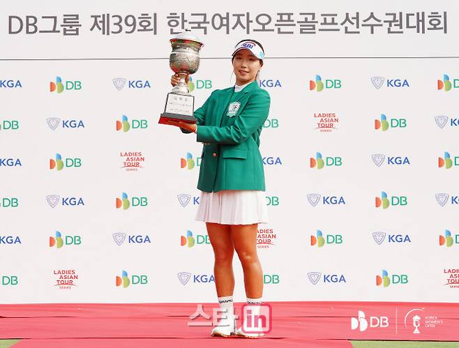 이동은이 15일 충북 음성군 레인보우힐스 컨트리클럽에서 열린 DB그룹 제39회 한국여자오픈에서 프로 데뷔 첫 승을 거둔 뒤 우승트로피를 들어 올리고 있다. (사진=한국여자오픈 대회조직위)