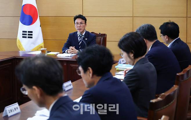 김민석 국무총리 후보자가 16일 서울 종로구 통의동 금융감독연수원 청문회 준비단 사무실에서 경제·민생분야 부처 업무보고에서 모두 발언을 하고 있다.(사진=방인권 이데일리 기자)