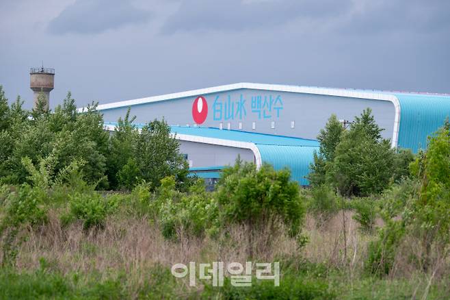 지난 11일 중국 연변조선족자치구 이도백하진에 위치한 농심 백산수 공장의 모습.