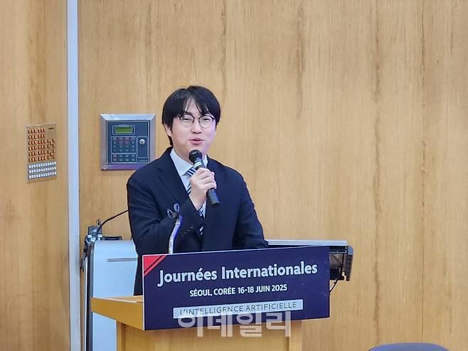 하정우 네이버클라우드 AI혁신센터장이 16일 서울 관악구 서울대 법대에서 열린 앙리까삐땅협회 2025 학술대회에서 기조강연하고 있다. 하 센터장은 AI미래기획수석에 선임됐다.(사진=최연두 기자)