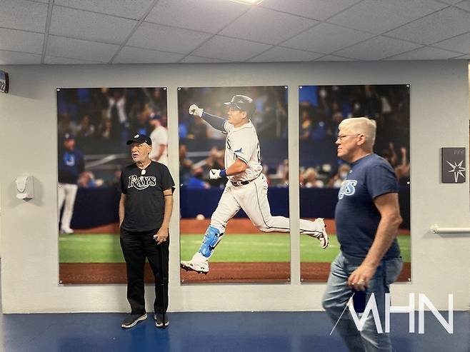 (지난 2022년, 탬파베이 홈구장 '트로피카나 필드' 내에 걸려 있던 대형 최지만 사진 앞에서 팬들이 기념 촬영을 할 만큼 당시 최지만의 실력과 인기는 매우 높았다)