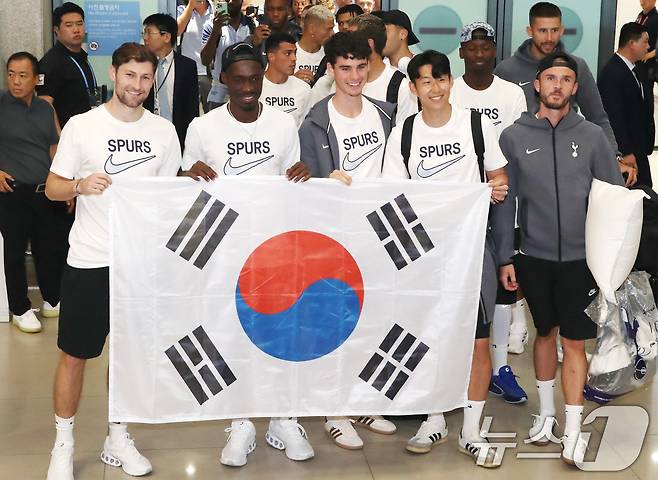 태극기를 들고 입국하며 국내 팬들에게 인사하는 토트넘 2024.7.28/뉴스1 ⓒ News1 임세영 기자