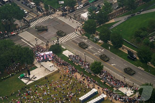 14일(현지시간) 워싱턴에서 열린 열병식에서 전차들이 지나가고 있다. ⓒ 로이터=뉴스1 ⓒ News1 박형기 기자