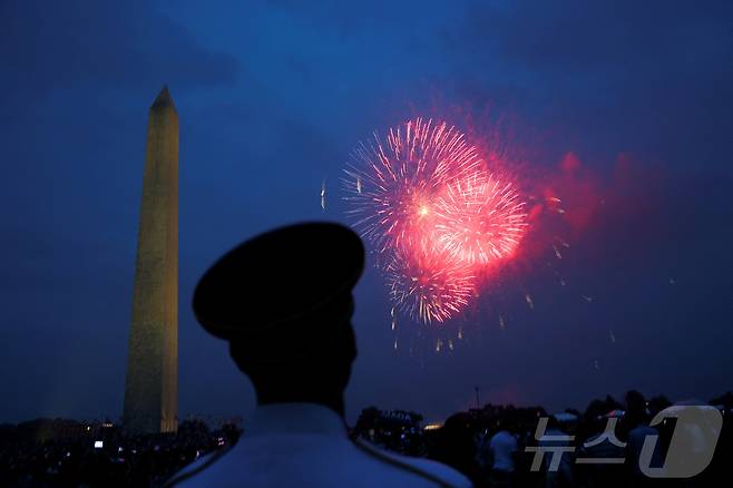 한 군인이 14일(현지시간) 워싱턴 열병식 이후 불꽃놀이를 지켜보고 있다. ⓒ 로이터=뉴스1 ⓒ News1 박형기 기자