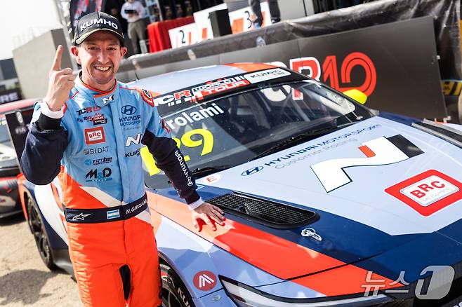 네스토르 지로라미 선수가 6월 13~15일 열린 '2025 TCR 월드 투어' 스페인 대회에서 우승을 차지하고 포디움에서 기뻐하는 모습