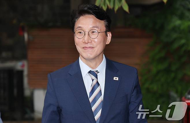 김민석 국무총리 후보자가 16일 오전 서울 종로구 통의동 금융감독원 연수원에 마련된 인사청문회 준비 사무실로 출근을 하고 있다. 2025.6.16/뉴스1 ⓒ News1 임세영 기자