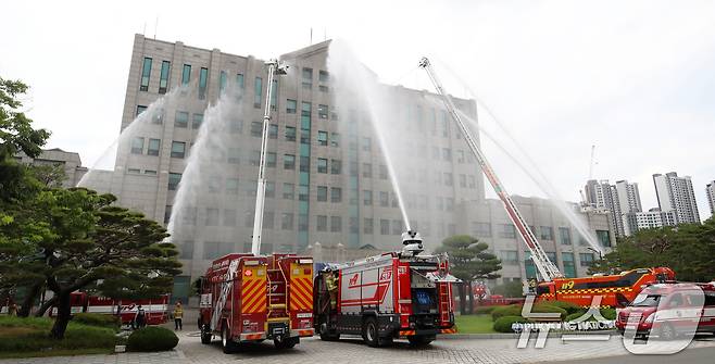 16일 오후 부산 남구 국립부경대학교 대연캠퍼스에서 '2025년 재난대비 긴급구조종합훈련'이 진행되고 있다. 2025.6.16/뉴스1 ⓒ News1 윤일지 기자
