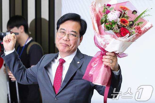 국민의힘 신임 원내대표로 선출된 송언석 의원이 16일 오후 서울 여의도 국회에서 열린 의원총회에서 꽃다발을 들어보이고 있다. 2025.6.16/뉴스1 ⓒ News1 안은나 기자