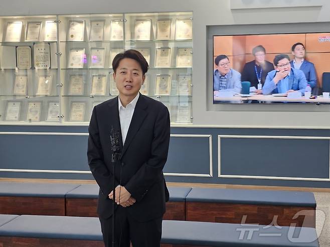 이준석 의원이 16일 용인시청 1층 로비에서 브리핑을 갖고 용인시청을 방문한 이유와 정치현안 등에 대해 발언을 하고 있다. 2025.6.16/뉴스1 ⓒ News1 김평석 기자