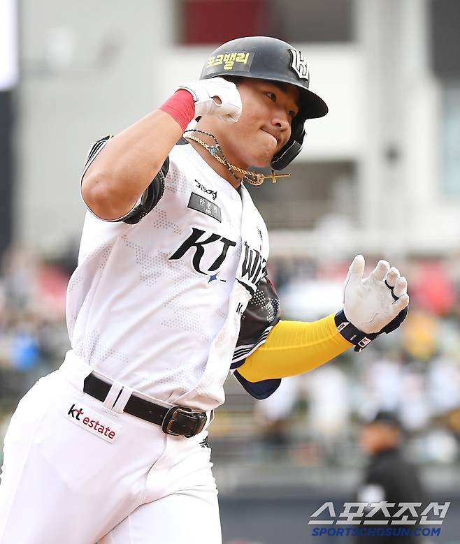 12일 수원 KT위즈파크에서 열린 롯데-KT전. 1회말 1사 1루 안현민이 투런포를 친 후 환호하고 있다. 수원=정재근 기자 cjg@sportschosun.com/2025.6.12/