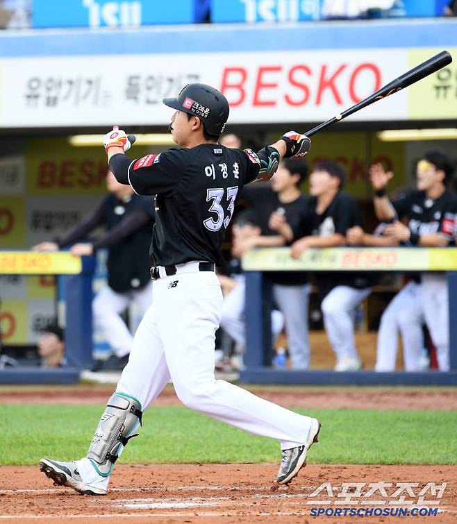 14일 대구 라이온즈파크에서 열린 삼성 라이온즈와 KT 위즈의 경기. 3회초 1사 2루 KT 이정훈이 투런포를 날리고 있다. 대구=박재만 기자 pjm@sportschosun.com/2025.06.14/