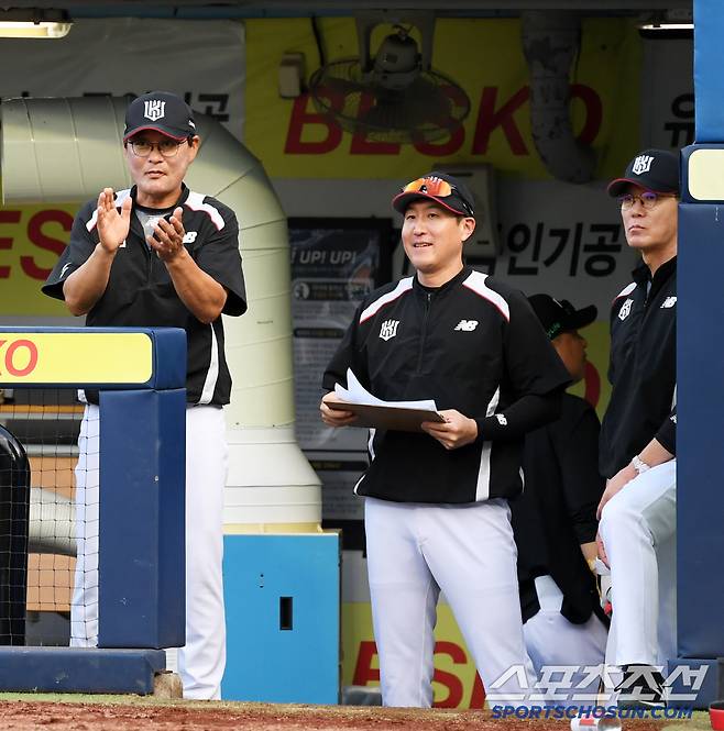 이정훈의 투런포가 터지자 기뻐하는 이강철 감독과 유한준, 이종범 코치.