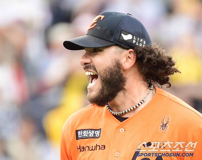 14일 대전 한화생명볼파크에서 열린 한화와 LG의 경기. 6회 박동원을 삼진 처리하며 이닝 종료 후 포효하는 한화 폰세. 대전=송정헌 기자songs@sportschosun.com/2025.06.14/