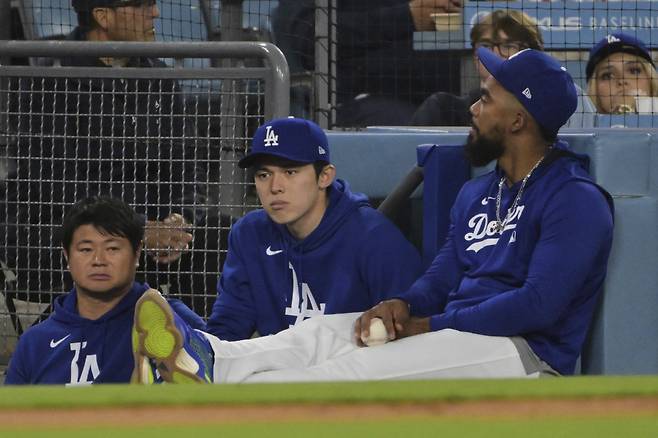 사사키 로키와 테오스카 에르난데스. AP연합뉴스