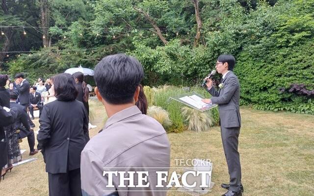 이날 결혼식 사회는 예능MC 유재석이 맡았고, 가수 크러쉬와 소향이 축가를 불렀다. 신부 입장 순서에서 이광기(사진 위)가 딸 이연지 손을 잡고 입장하고 있다. /강일홍 기자