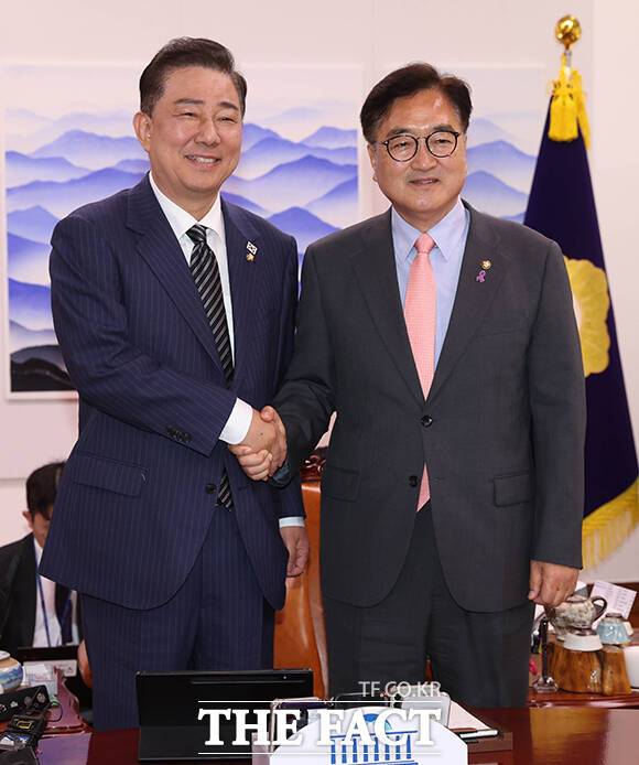 우원식 국회의장(오른쪽)과 김병기 더불어민주당 신임 원내대표가 16일 오전 서울 여의도 국회의장실에서 악수하고 있다. /국회=배정한 기자